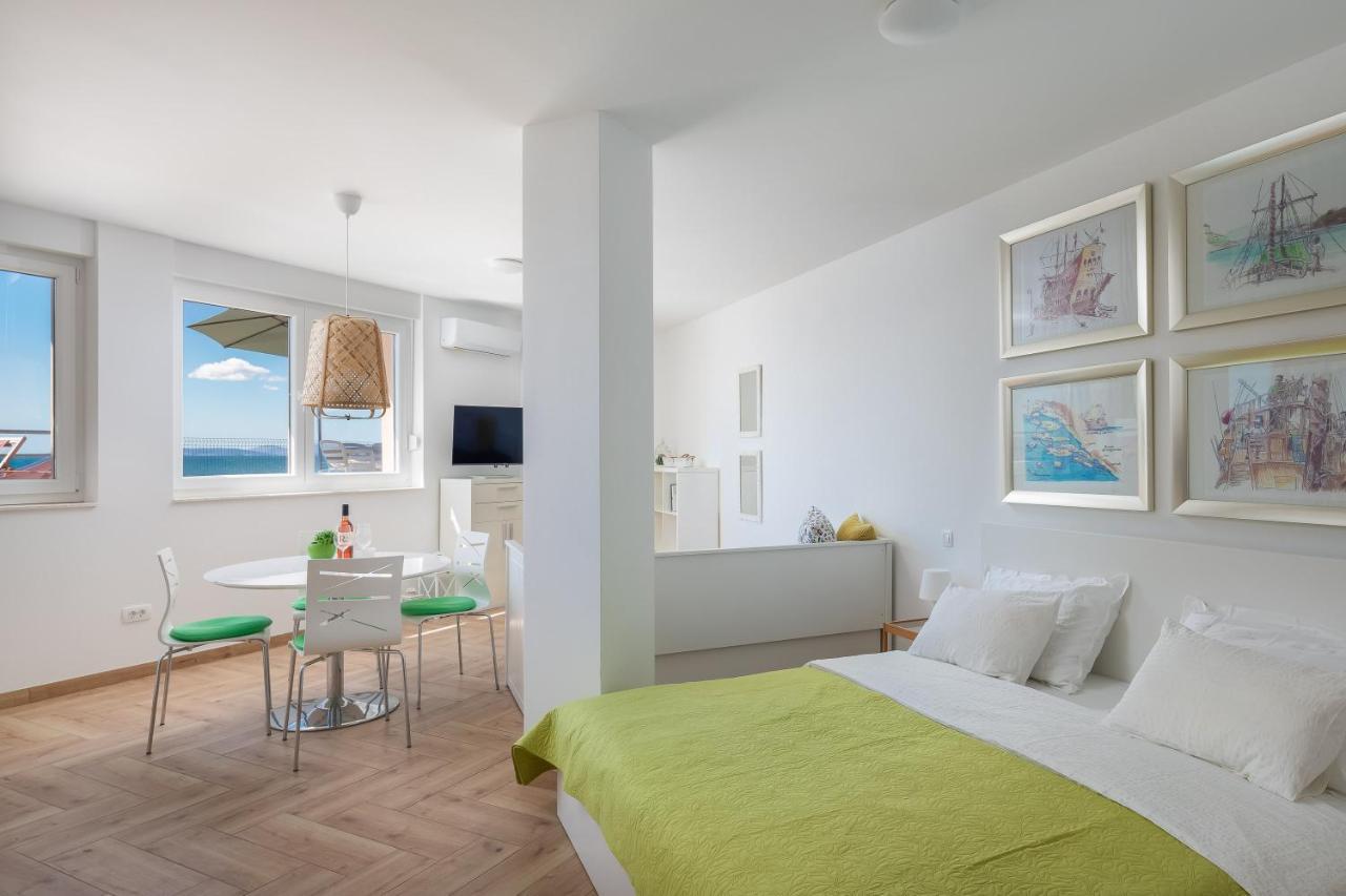 Blue Lagoon Beach Apartments Dugi Rat Esterno foto